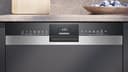 Siemens SN55YS00AE, iQ500 Smarter Geschirrspüler Teilintegriert, 60 cm breit, Made in Germany Besteckkorb, Edelstahl, Zeolith Trocken, extra leise, automatische Türöffnung, aquaStop, varioSpeed - 4