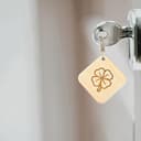 Rienco | Portachiavi personalizzato in legno d’acero, colore Acero | Incisione quadrifoglio, design liscio, leggero 10g | Ciondolo portafortuna per borse, auto, casa - 3