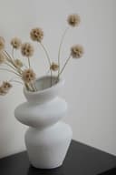 PEUZ Steinturm Vase aus Keramik – Skulpturale Keramikvase mit rauer Steinstruktur, für Trockenblumen, Pampasgras, frische Blumen oder als Dekoobjekt, handgefertigt, matt weiß, ca. 20 cm - 9