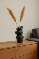 PEUZ Steinturm Vase aus Keramik – Skulpturale Keramikvase mit rauer Steinstruktur, für Trockenblumen, Pampasgras, frische Blumen oder als Dekoobjekt, handgefertigt, matt schwarz, ca. 20 cm - 8