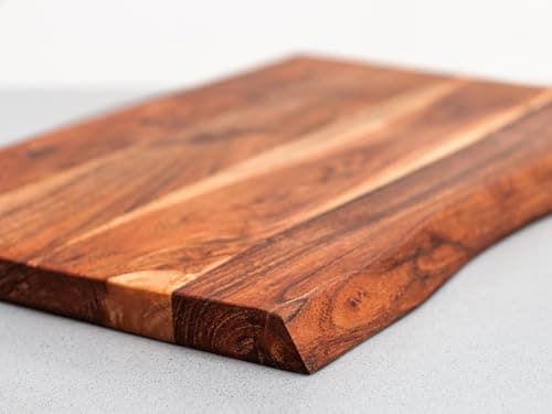 Schneidebrett aus massiver Akazie mit zwei Baumkanten – Holzbrett mit Naturöl-Finish (40 x 25-3cm)