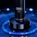 Oral-B iO Series 9 Spazzolino da denti elettrico, 2 testine di ricambio, 7 modalità di pulizia per la cura dei denti, analisi 3D, display a colori e custodia da viaggio, progettato da marrone, nero - 5