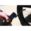 MICHELIN - Compressore USB ricaricabile senza fili per pneumatici - Manometro digitale da 10 bar - Batteria al litio da 2500 mAh - Adattatori inclusi - Torcia LED integrata - 5