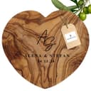 HOFMEISTER® Brettchen Herzform Gravur Namen - aus Olivenholz, Geschenk für Verliebte zum Jahrestag, zur Hochzeit oder Valentinstag, dekorative Geschenkidee, 21 cm - 1