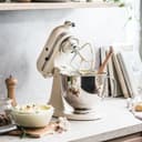 KitchenAid Küchenmaschine - Artisan - Kippbarem Food Processor - Teigknetmaschine mit 3 Zubehör und Schüssel aus Edelstahl - 4.8 L - Crème - 7