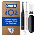 Oral-B iO 2 Pack de 2 Cepillos de Dientes Eléctricos Negro Noche y Rosa Suave, 2 Cabezales, 1 Estuche de Viaje, 1 Portarrecambios, 3 Modos De Cepillado, Sensor De Presión y Temporizador - 1