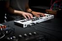 Arturia KeyLab Essential 88 mk3 Tastiera Controller MIDI Universale per Produzione Musicale - Con Software Professionale, 88 Tasti, 9 Encoder, 9 Fader, Ruote di Modulazione/Intonazion, 8 Pad - Bianca - 7