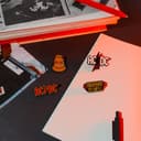 Grupo Erik Spille Smaltate AC DC - Set di 4 Spillette in Scatola Regalo per Personalizzare Vestiti, Giacche, Zaini | Pins Divertenti Musica ACDC - 3