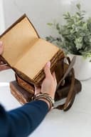 Cuaderno vintage de piel – 10 x 15 cm – Pequeño cuaderno de cuero antiguo hecho a mano con borde de papel – perfecto para escribir, como cuaderno, diario de viaje, diario para adultos - 8