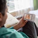 Motorola Nursery Babyphone VM64 - 4,3" WiFi Video Baby Monitor mit Kamera - Smartphone App, Magnetische halterung, große Reichweite, 2Wege-Audio, Digital Zoom, Raumtemperatur, Wiegenlieder, Nachtsicht - 5