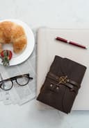 Cuaderno vintage de piel – 10 x 15 cm – Pequeño cuaderno de cuero antiguo hecho a mano con borde de papel – perfecto para escribir, como cuaderno, diario de viaje, diario para adultos - 9