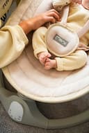 Sdraietta MoMi KENANI SAND per bambini fino a 9 kg, con display LED, telecomando, Bluetooth, alimentazione a batteria o elettrica, cintura di sicurezza a 5 punti, aro e giocattoli - 15