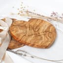 HOFMEISTER® Brettchen Herzform Gravur Namen - aus Olivenholz, Geschenk für Verliebte zum Jahrestag, zur Hochzeit oder Valentinstag, dekorative Geschenkidee, 21 cm - 6