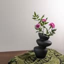 PEUZ Steinturm Vase aus Keramik – Skulpturale Keramikvase mit rauer Steinstruktur, für Trockenblumen, Pampasgras, frische Blumen oder als Dekoobjekt, handgefertigt, matt schwarz, ca. 20 cm - 2