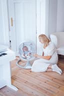 MoMi KENANI Babywippe für Kinder bis 9 kg, klappbar, mit Fernbedienung & Bluetooth zum Verbinden mit Smartphone, Batterie- oder Stromanschluss, mit 5-Punkt-Sicherheitsgurt, Sonnenschutz, Insektennetz - 9