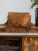 Bolso bandolera con flecos y tachuelas de ante italiano. Correa ajustable e intercambiable. Cierre de cremallera. Interior forrado con bolsillo incorporado. (Camel) - 2