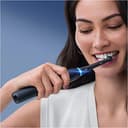 Oral-B Spazzolino Elettrico Ricaricabile iO 8N, Sensore di Pressione, Display Interattivo, Intelligenza Artificiale, 6 Modalità 3 Testine 2 Spazzolini,1 Custodia da Viaggio, Nero e Bianco, Idea Regalo - 3