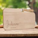 GRAVURZEILE Frühstücksbrettchen mit eigener Gravur in verschiedenen Motiven - Inklusive Messer - Personalisiert mit Namen und Text - Massives Erlenholz - 26x15,5x1,2 cm - Motiv: Name + Text - 2