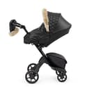 Stokke Xplory X Winter Kit, Onyx Black - Schützt Babys vor Wind und Wetter - Mit fleecegefütterten Fäustlingen für Eltern - Reflektierender Reißverschluss, echte Lammfelleinfassung - 1