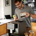 Tchibo Office Kaffeevollautomat mit Wasserfilter, Keramikmahlwerk, Farb-Touchdisplay, 1500 Watt, cremige Milchschaumfunktion, 2 L Wassertank, 30 Tassen am Tag, Schwarz - 2