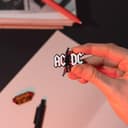 Grupo Erik Spille Smaltate AC DC - Set di 4 Spillette in Scatola Regalo per Personalizzare Vestiti, Giacche, Zaini | Pins Divertenti Musica ACDC - 4