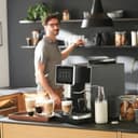 Tchibo Office Kaffeevollautomat mit Wasserfilter, Keramikmahlwerk, Farb-Touchdisplay, 1500 Watt, cremige Milchschaumfunktion, 2 L Wassertank, 30 Tassen am Tag, Schwarz - 3