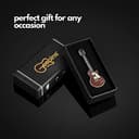 Geepin Emaille-Gitarren-Anstecker | Hochwertige Les Paul Mini-Brosche | 52 mm | Tragbar am Rucksack, T-Shirt, an der Jacke, Krawatte etc. | In ansprechender Gitarrenkoffer-Box | Tolles Geschenk - 5