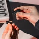 Grupo Erik Spille Smaltate AC DC - Set di 4 Spillette in Scatola Regalo per Personalizzare Vestiti, Giacche, Zaini | Pins Divertenti Musica ACDC - 5