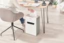 Leitz IQ 6M Premium Aktenvernichter P5, Mikroschnitt, 7-6 Blatt (70-80g/m²), Super leise, kompakt & sauber, TÜV+GS zertifiziert, 18L Behälter, für Büro & Home Office, Protect Serie, Weiß, 80950000 - 6