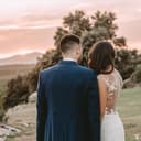 HOFMEISTER® Brettchen Herzform Gravur Namen - aus Olivenholz, Geschenk für Verliebte zum Jahrestag, zur Hochzeit oder Valentinstag, dekorative Geschenkidee, 21 cm - 2