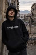 GEOLIER Official “Tutto È Possibile” – Felpa Nera con Cappuccio – Logo Album sul Fronte e Foto Ufficiale sul Retro – Merchandising Ufficiale (IT, Testo, L, Regular, Regular) - 6