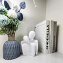 PIGPIGFLY Paar Umarmt Statue, Regal Deko, Bücherwurm-Skulptur, Wohnzimmer Dekoration, Modern Abstract Kunst Skulpturen, Bürodekorationen (Weiss) - 3