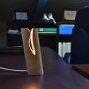 Lampada da Appoggio in Legno di Frassino – Lampada da Tavolo Artigianale con Luce Calda – Design Naturale per Comodino o Scrivania – Design Casa - Bajour Moderna con Cavo in Tessuto e Lampadina GU10 - 8