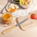 GRAVURZEILE Frühstücksbrettchen mit eigener Gravur in verschiedenen Motiven - Inklusive Messer - Personalisiert mit Namen und Text - Massives Erlenholz - 26x15,5x1,2 cm - Motiv: Name + Text - 5