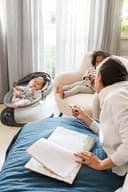 MoMi KENANI Babywippe für Kinder bis 9 kg, klappbar, mit Fernbedienung & Bluetooth zum Verbinden mit Smartphone, Batterie- oder Stromanschluss, mit 5-Punkt-Sicherheitsgurt, Sonnenschutz, Insektennetz - 14