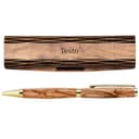KASSIS Penna a sfera in legno d'ulivo - Realizzata a mano con bellissime venature e testo personalizzato in un'elegante scatola di legno - Penna a sfera personalizzata (Con incisione) - 1