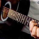 3rd Avenue Pack de guitarra acústica de tamaño estándar 4/4 para principiantes de 3rd Avenue, funda de transporte, púas, cuerdas de repuesto, soporte, correa y cejilla, Negro - 6