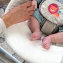 Ingenuity, Soothe 'n Delight Altalena portatile compatta a 6 velocità con musica e barra portagiochi, pieghevole per un facile viaggio, Cozy Kingdom, da 0 a 9 mesi di età - 8