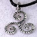 Colgante Triskel celta de plata de ley 925 chapada en platino – Collar de triple espiral hecho a mano – Joya simbólica de inspiración celta (Plata chapada en platino, Triskel) - 5