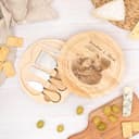 Wanapix | Tagliere per Formaggi Personalizzato con Foto e Testo | Include Set 4 Utensili in Acciaio Inox | Tagliere in Legno Inciso | 22ø cm | 100% Personalizzato - 3