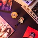 Grupo Erik Spille Smaltate Guns n Roses - Set di 4 Spillette in Scatola Regalo per Personalizzare Vestiti, Giacche, Zaini | Pins Divertenti Musica - 5
