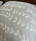 VAGMINE Funda de almohada cuadrada de lino bordada a mano para dormitorio principal, nuevo hogar, aniversario, granja, sofá, hojas flotantes, natural, 18 x 18 pulgadas - 5