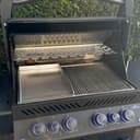 Grillrost.com Das Original Edelstahl Multistation | Warmhalterost für Napoleon Prestige 500 | mit Drumstick Halterung | 3mm stark - 4