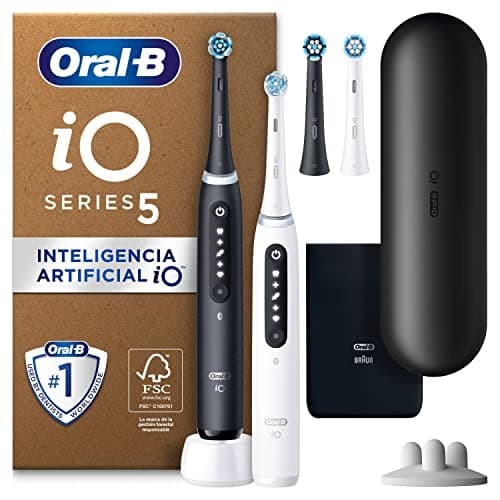 Oral-B iO 5N Pack de 2 Cepillos de Dientes Eléctricos con Mango Recargable, 2 Cabezales y Estuche de Viaje con Cargador, 5 Modos De Cepillado, Diseñado por Braun, Negro y Blanco