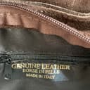 Bolso bandolera con flecos y tachuelas de ante italiano. Correa ajustable e intercambiable. Cierre de cremallera. Interior forrado con bolsillo incorporado. (Marrón chocolate) - 5