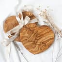 HOFMEISTER® Brettchen Herzform Gravur Namen - aus Olivenholz, Geschenk für Verliebte zum Jahrestag, zur Hochzeit oder Valentinstag, dekorative Geschenkidee, 21 cm - 3