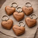 Rienco | Portachiavi personalizzato cuore in legno, bombato, incisione su entrambi i lati, 5x5x0,8 cm, ciliegio | Artigianato italiano, portachiavi cuore legno personalizzato - 7