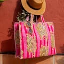 IBOAH Bolsa de Mano Grande Acolchada Artesanal de Algodón con Estampado de Tigres y Detalles en Rayas – Tote Bag Versátil para Playa, Compras, Viajes, Avión y Uso Diario (Rosa Tigres) - 7