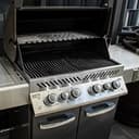 Grillrost.com Das Original Edelstahl Multistation | Warmhalterost für Napoleon Prestige 500 | mit Drumstick Halterung | 3mm stark - 8