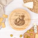 Wanapix | Tagliere per Formaggi Personalizzato con Foto e Testo | Include Set 4 Utensili in Acciaio Inox | Tagliere in Legno Inciso | 22ø cm | 100% Personalizzato - 1